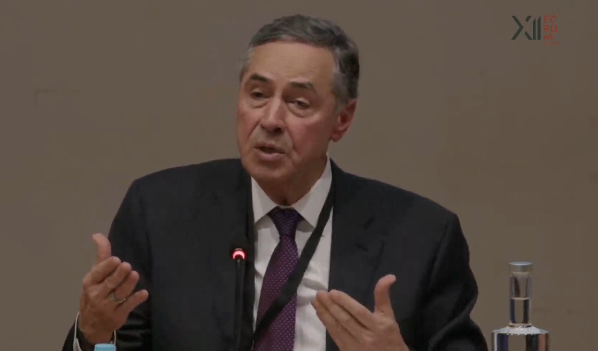 A habilidade dos seres humanos continuará sendo essencial no campo do Direito, de acordo com Barroso, diante do progresso da Inteligência Artificial.