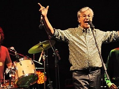 A marca de moda não tem a obrigação de pagar compensação a Caetano Veloso pelo uso da Tropicália como inspiração para sua coleção.