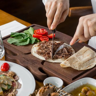 Companhia aérea é responsável por compensar passageiro que não teve restrições alimentares respeitadas durante o voo.