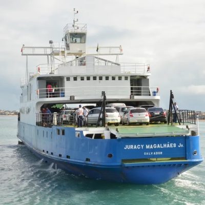 Empresa de transporte aquático falha no cumprimento do calendário e é sentenciada a compensar danos ao casal.