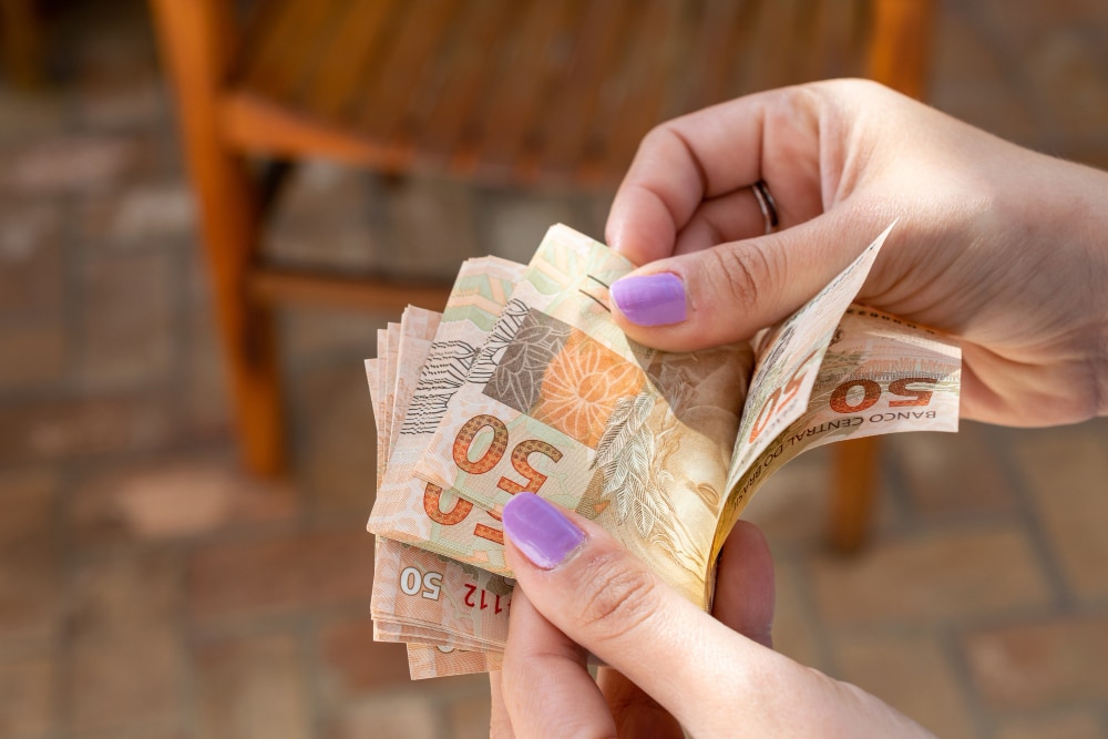 Existe uma prática de seguir decisões anteriores no Brasil? Raciocínio por trás da impenhorabilidade do salário.