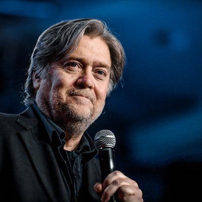 Justiça determina que antigo assessor de Trump deve se apresentar para cumprir sua sentença.