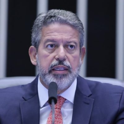 Lira responde às decisões do STF e estabelece uma comissão para discutir uma Proposta de Emenda à Constituição que torna o porte de drogas crime.