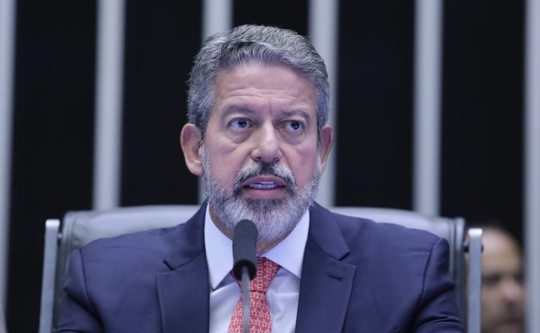 Lira responde às decisões do STF e estabelece uma comissão para discutir uma Proposta de Emenda à Constituição que torna o porte de drogas crime.