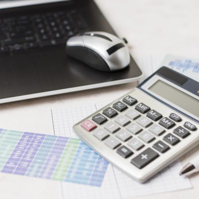 O Imposto de Renda da Pessoa Jurídica (IRPJ) e a Contribuição Social sobre o Lucro Líquido (CSLL) podem ser compensados após serem habilitados junto à Receita Federal.