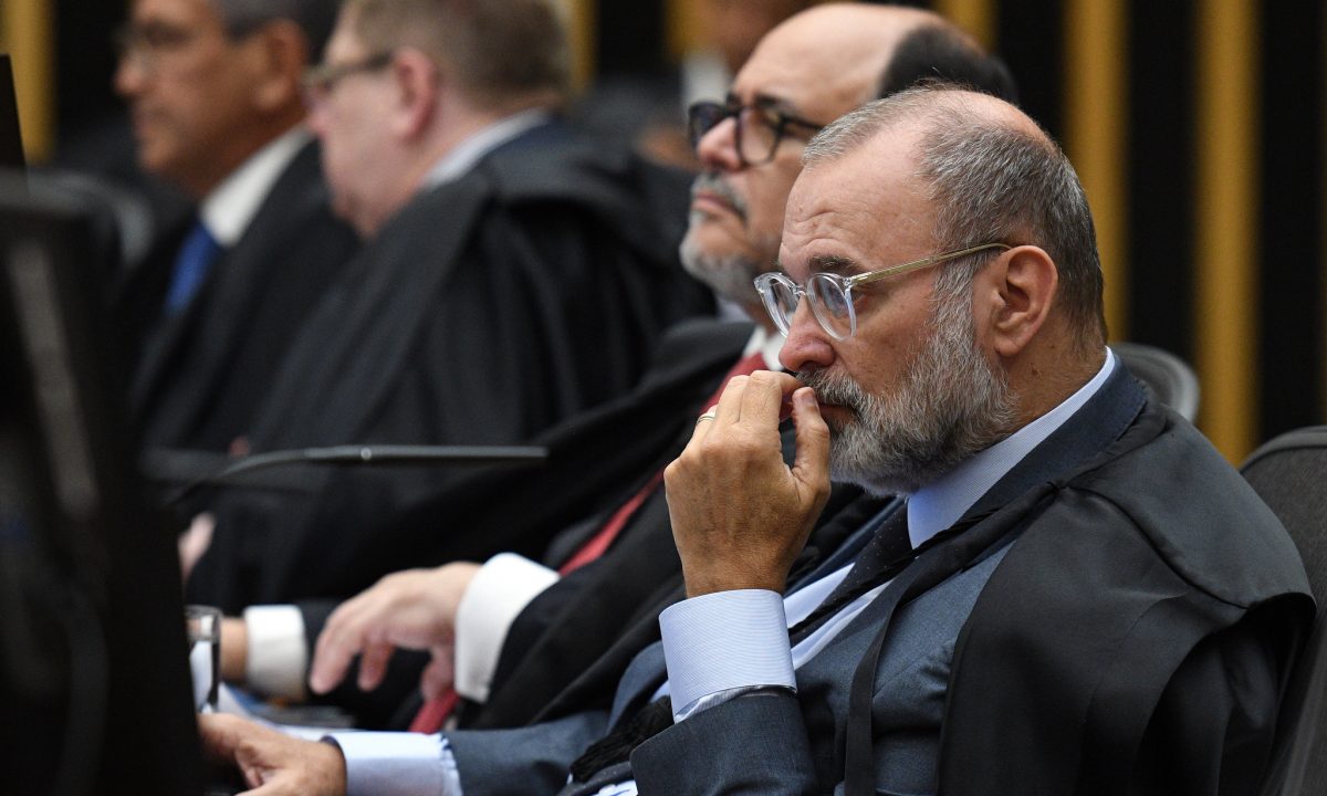 O Superior Tribunal de Justiça determina que o Ministério Público analise o acordo de não persecução penal com o réu acusado de tráfico privilegiado.