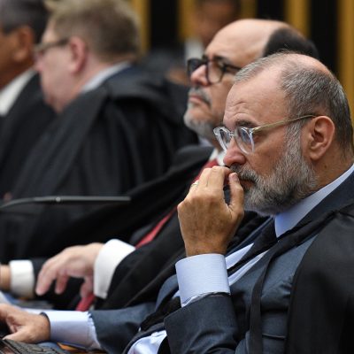 O Superior Tribunal de Justiça determina que o Ministério Público analise o acordo de não persecução penal com o réu acusado de tráfico privilegiado.