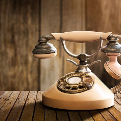 O Superior Tribunal de Justiça permite que o espólio conteste a interceptação telefônica após a morte do acusado.