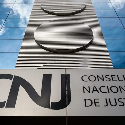 O plenário do Conselho Nacional de Justiça (CNJ) decidiu suspender o juiz do Tribunal Regional Federal da 5ª Região (TRF-5) que estava sob acusação de assédio sexual.