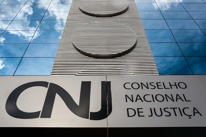 O plenário do Conselho Nacional de Justiça (CNJ) decidiu suspender o juiz do Tribunal Regional Federal da 5ª Região (TRF-5) que estava sob acusação de assédio sexual.