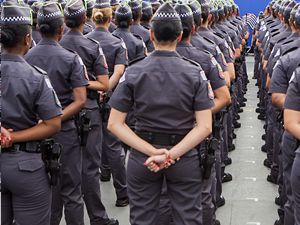 Partido levanta dúvidas sobre a implementação do Programa Escola Cívico-Militar nas escolas públicas de São Paulo.