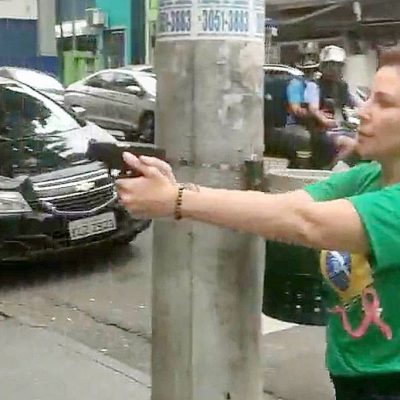 Repórter que foi alvo de perseguição por Carla Zambelli é sentenciado por difamação.