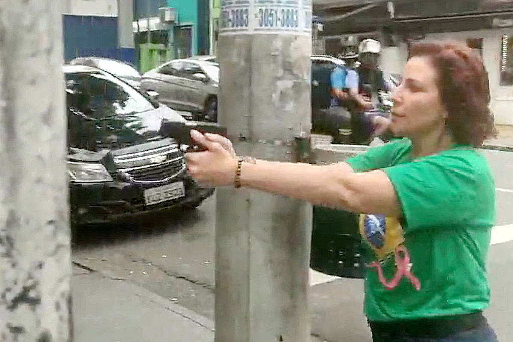Repórter que foi alvo de perseguição por Carla Zambelli é sentenciado por difamação.