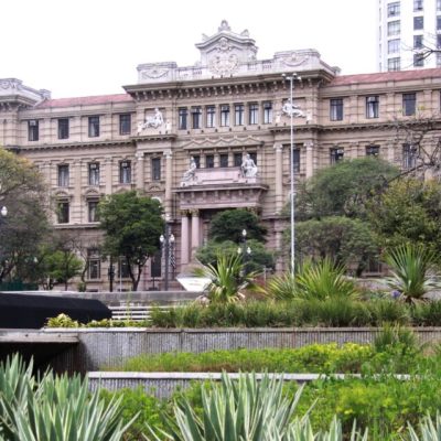 A teoria do desvio produtivo pode ser utilizada para explicar a negligência da concessionária em relação a pagamentos de boletos falsos.