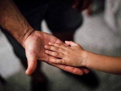 A legislação não determina que o menor deve ser representado por ambos os pais em juízo, conforme decisão do Superior Tribunal de Justiça (STJ).
