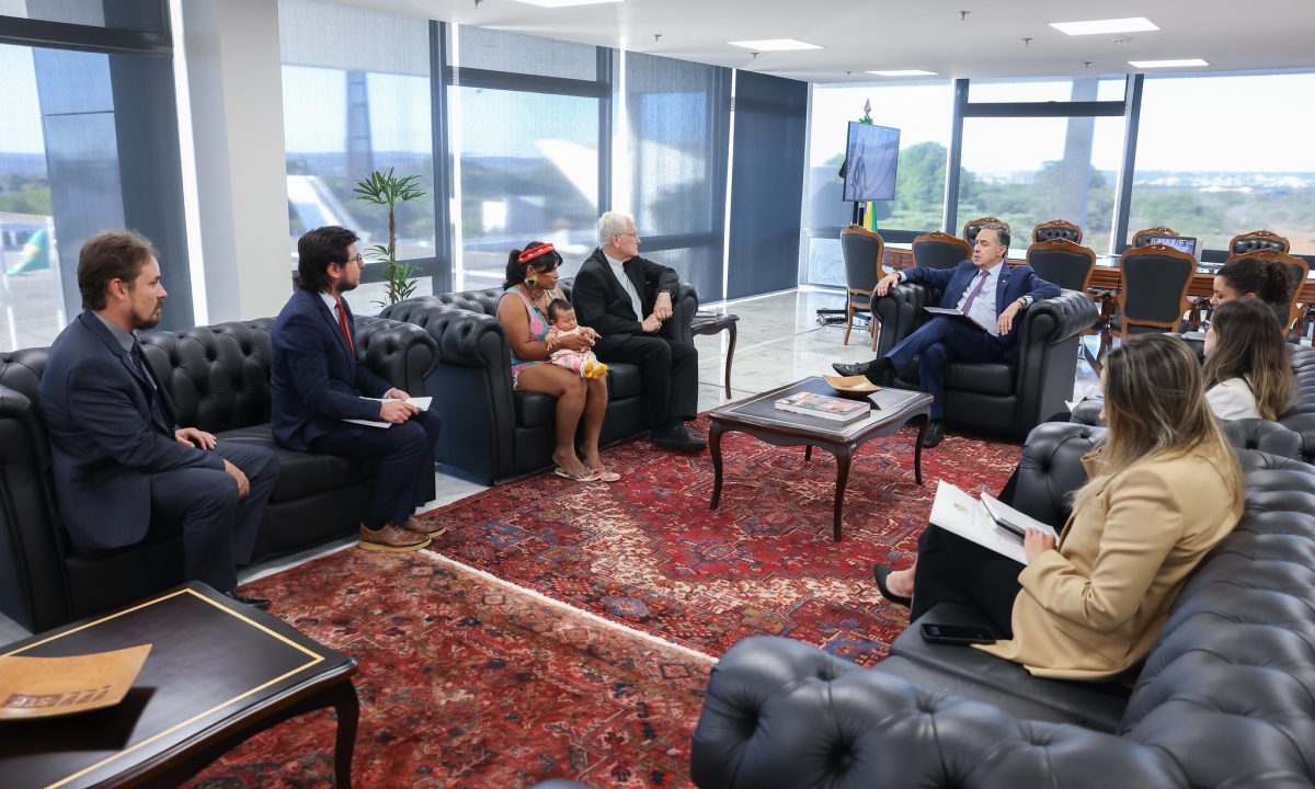 Barroso recebe líderes de organizações que defendem os direitos dos povos indígenas.