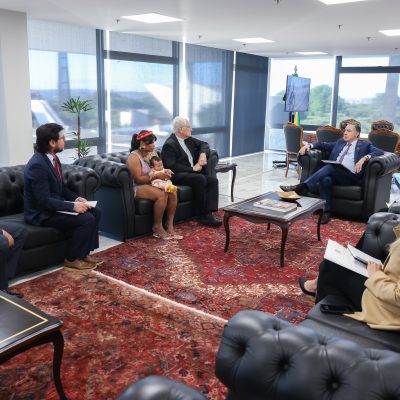 Barroso recebe líderes de organizações que defendem os direitos dos povos indígenas.