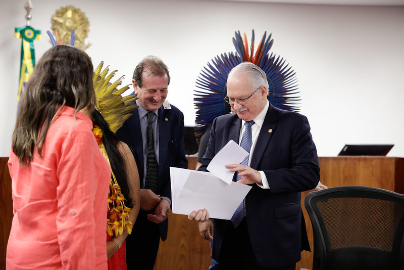 Fachin discute com comunidades indígenas a aplicação da tese do marco temporal estipulado por legislação vigente.