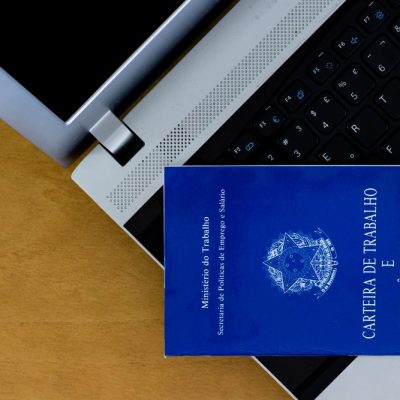 A obrigação de compensar é gerada quando um candidato é enganado com uma promessa de emprego que não é cumprida.