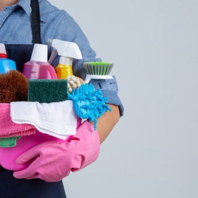 O funcionário responsável pela limpeza que necessitava ajudar na preparação para a abertura da loja irá receber um aumento salarial.