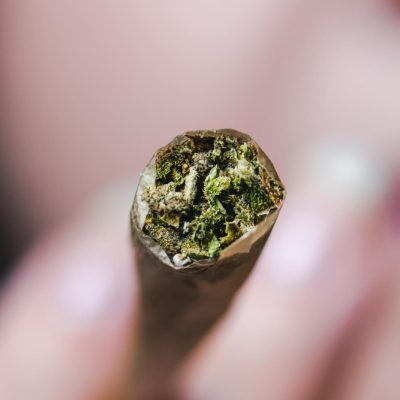 Posse de cannabis para consumo pessoal durante investigação de conduta ilegal.