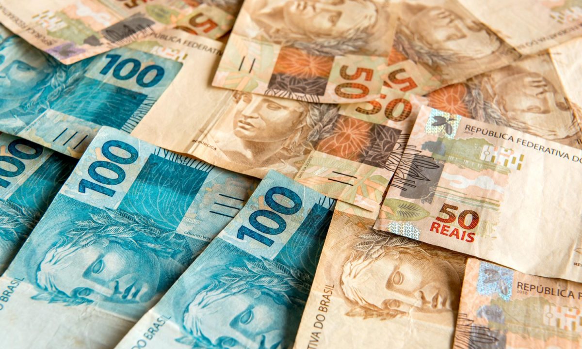 A Advocacia-Geral da União solicitou, e o Tribunal Regional Federal da 1ª Região decidiu suspender o pagamento dos quintos remuneratórios aos servidores do Tribunal de Contas da União.
