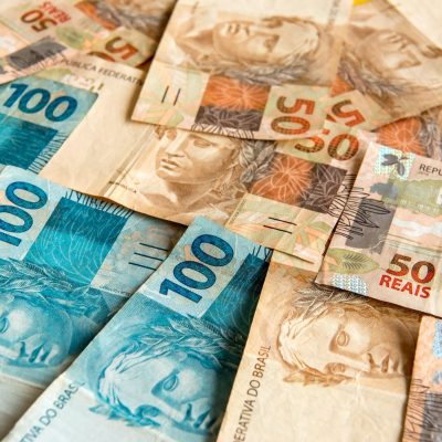 A Advocacia-Geral da União solicitou, e o Tribunal Regional Federal da 1ª Região decidiu suspender o pagamento dos quintos remuneratórios aos servidores do Tribunal de Contas da União.