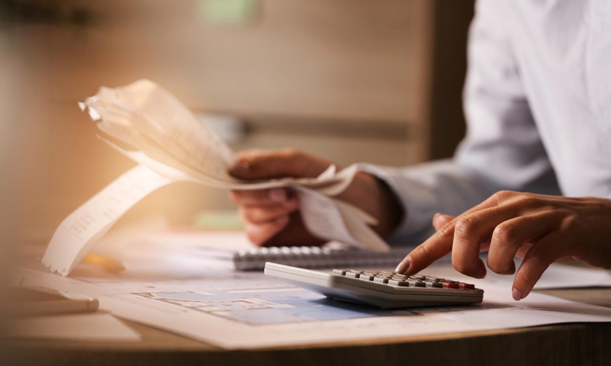 A demora em aplicar punições possibilita a reintegração de um funcionário demitido por motivos válidos.