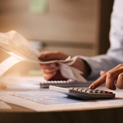 A demora em aplicar punições possibilita a reintegração de um funcionário demitido por motivos válidos.