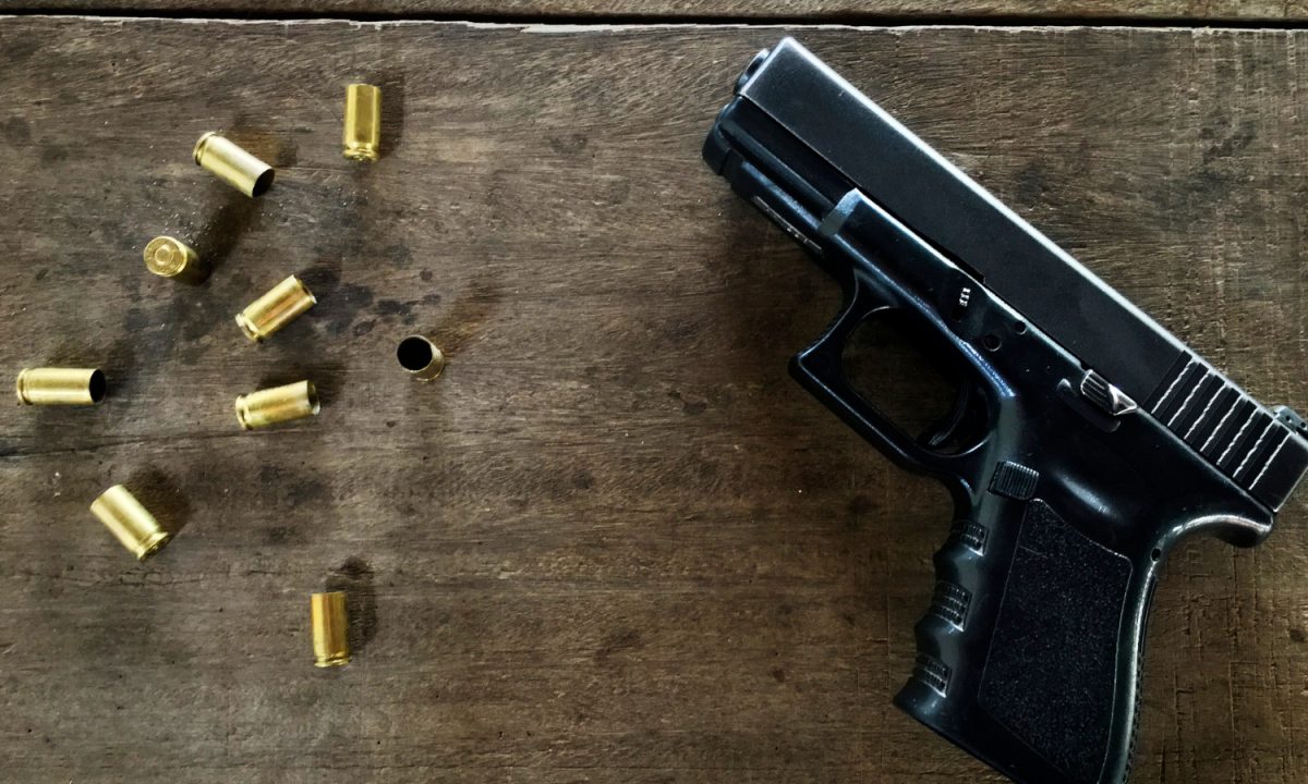 A posse de uma arma sem registro não é considerado um crime grave, determina a juíza.