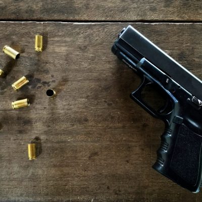 A posse de uma arma sem registro não é considerado um crime grave, determina a juíza.