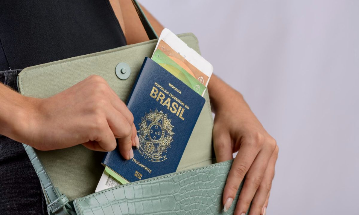 A recusa do passaporte dos filhos de uma brasileira pela Justiça se dá devido ao perigo de sequestro internacional.