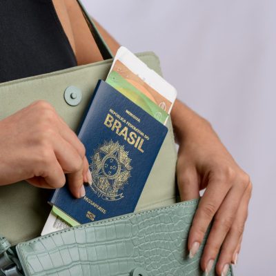 A recusa do passaporte dos filhos de uma brasileira pela Justiça se dá devido ao perigo de sequestro internacional.
