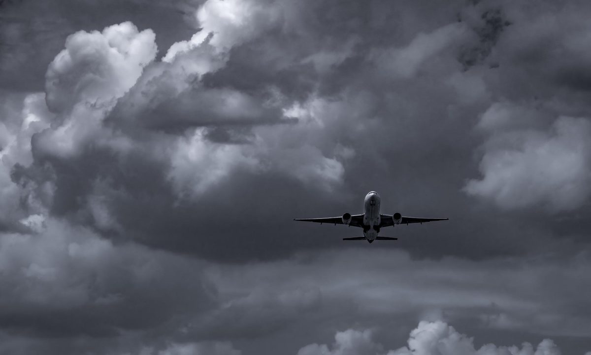 Decisão da juíza determina que passageiros têm direito a indenização devido ao cancelamento de voo devido às más condições climáticas.