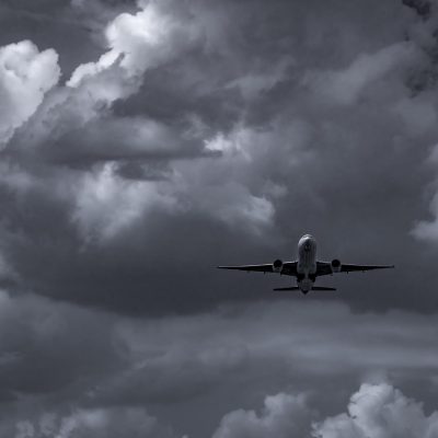 Decisão da juíza determina que passageiros têm direito a indenização devido ao cancelamento de voo devido às más condições climáticas.