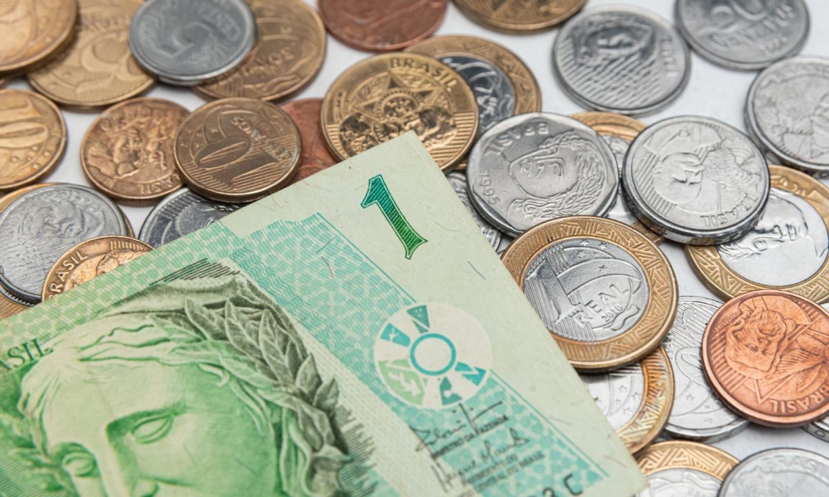 É correto que o dinheiro confiscado de suspeitos não seja corrigido monetariamente após ser devolvido?