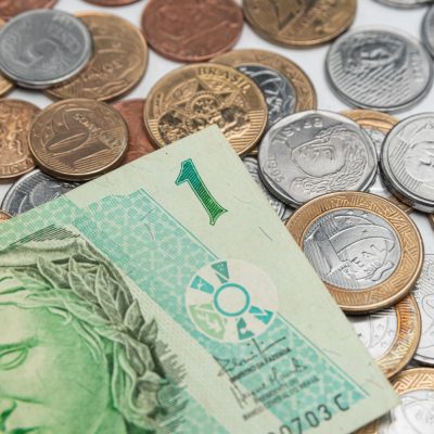 É correto que o dinheiro confiscado de suspeitos não seja corrigido monetariamente após ser devolvido?