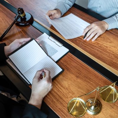 Julgamento em que promotor insultou advogado é invalidado.
