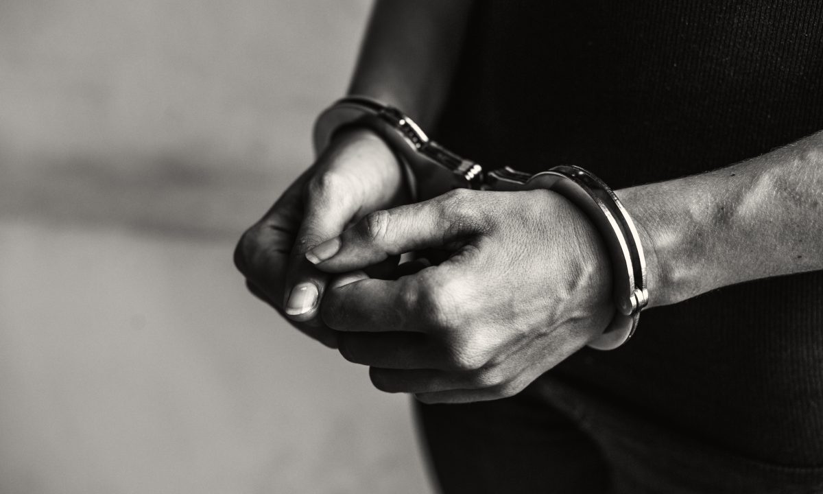 O Superior Tribunal de Justiça (STJ) revoga decisão por ausência de evidências de consentimento em busca realizada em residência.