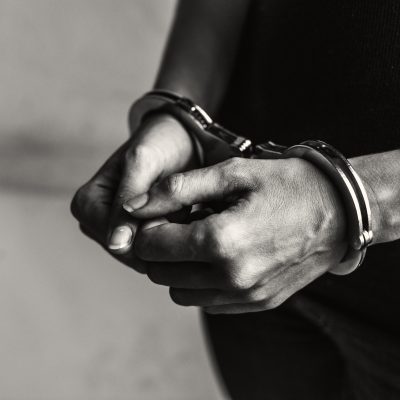 O Superior Tribunal de Justiça (STJ) revoga decisão por ausência de evidências de consentimento em busca realizada em residência.