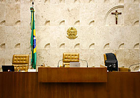 O Supremo Tribunal Federal está avaliando a questão de se os religiosos têm o direito de negar transfusões de sangue e se o Sistema Único de Saúde deve ser obrigado a fornecer tratamentos adequados.