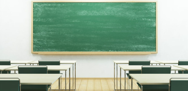 O Tribunal Regional Federal da 1ª Região decidiu que a professora que foi demitida por supostamente abandonar seu cargo deve ser readmitida.