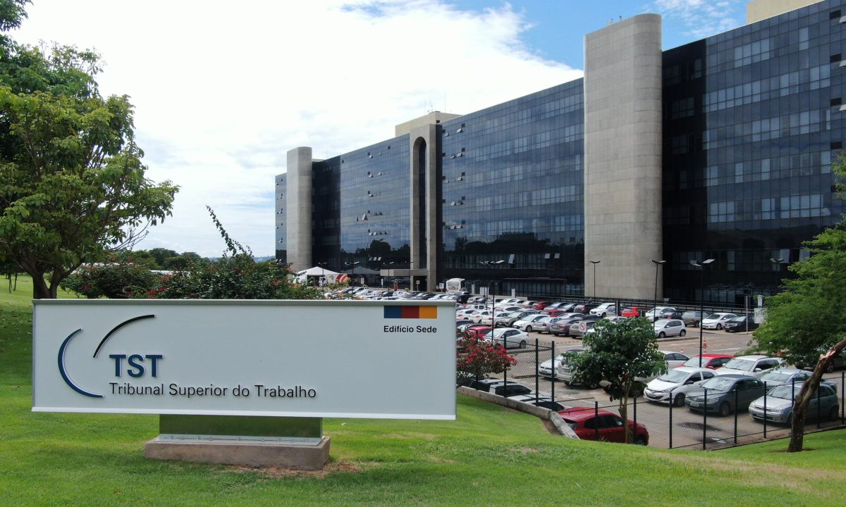 O Tribunal Superior do Trabalho está promovendo uma audiência pública para discutir a oposição à contribuição assistencial.