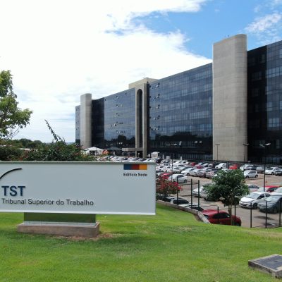 O Tribunal Superior do Trabalho está promovendo uma audiência pública para discutir a oposição à contribuição assistencial.