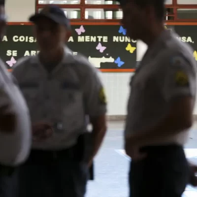O Tribunal de Justiça de São Paulo interrompe a implementação da legislação estadual que estabelece a criação de escolas de modelo cívico-militar.