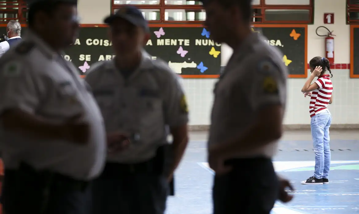 O Tribunal de Justiça de São Paulo interrompe a implementação da legislação estadual que estabelece a criação de escolas de modelo cívico-militar.