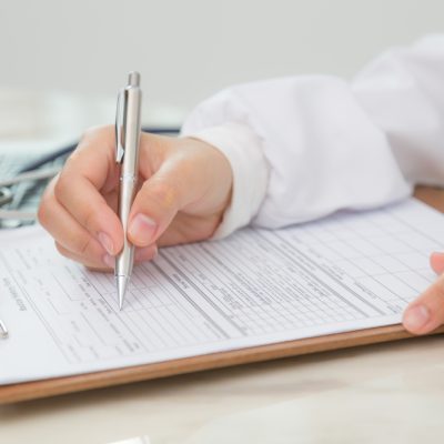 Pareceres discordantes não eliminam a falta de responsabilidade do réu por homicídio.