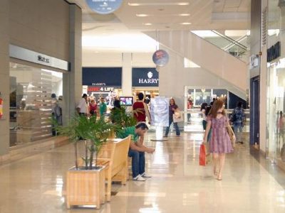 Restrições impostas à liberdade de negociação em relação às cláusulas de não concorrência em centros comerciais.