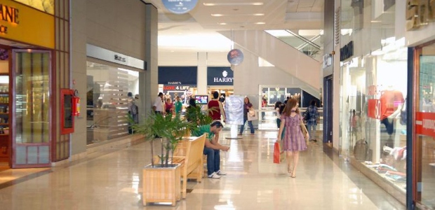Restrições impostas à liberdade de negociação em relação às cláusulas de não concorrência em centros comerciais.