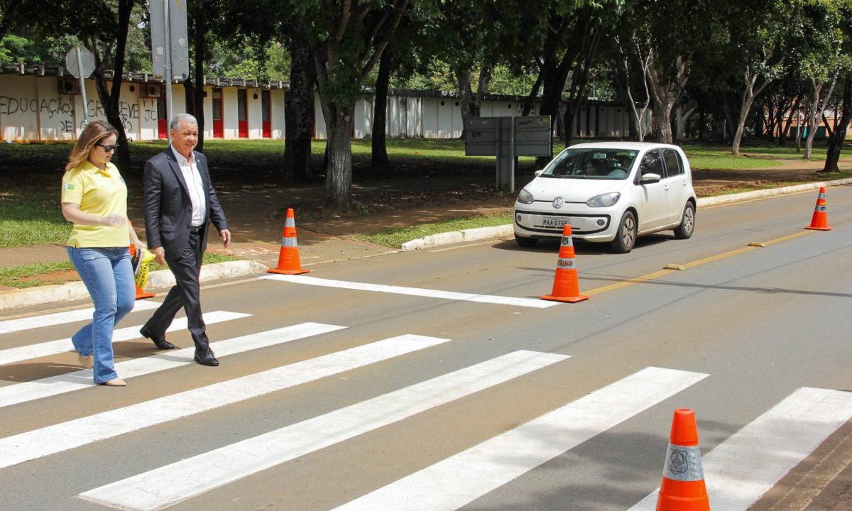 Reverenciar os transeuntes é uma prática cultural.